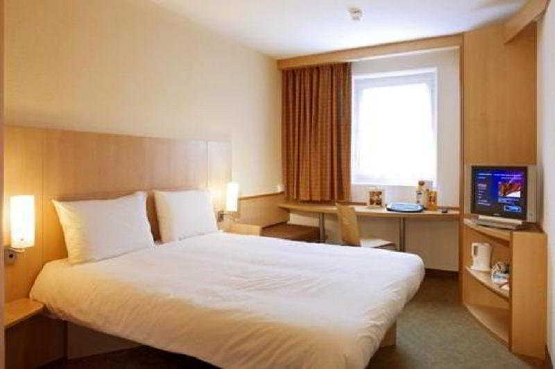 Ramada Hotel & Suites By Wyndham Coventry Extérieur photo
